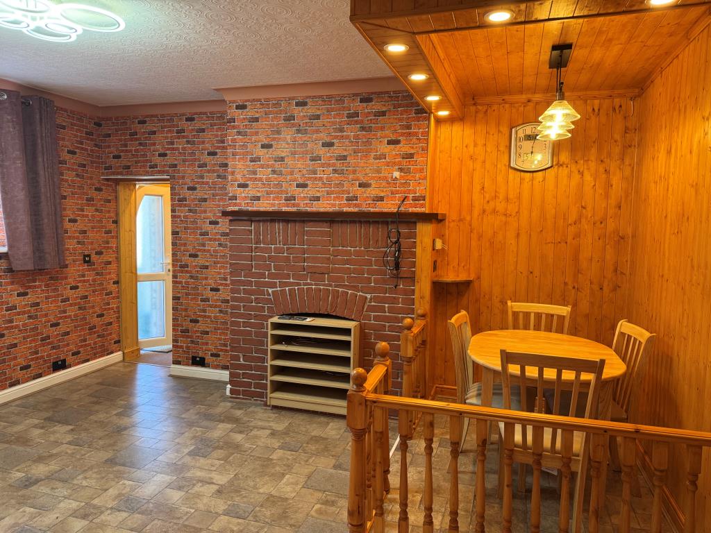 Lot: 130 - TOWN CENTRE GROUND FLOOR TWO-BEDROOM FLAT FOR INVESTMENT OR OCCUPATION - The Dining Area